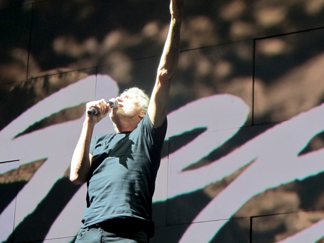 29 Roger Waters The Wall Sydney 2012-02-14.jpg